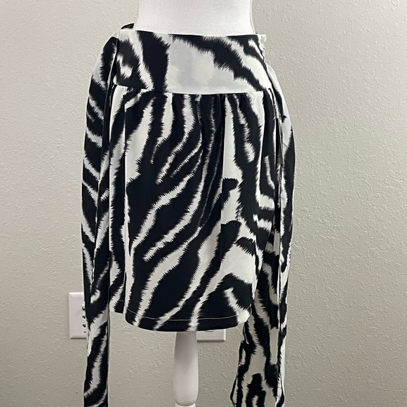NWT, Hanna & Gracie, self-tie wrap skirt, animal print, knee length,size medium. - Picture 8 of 12